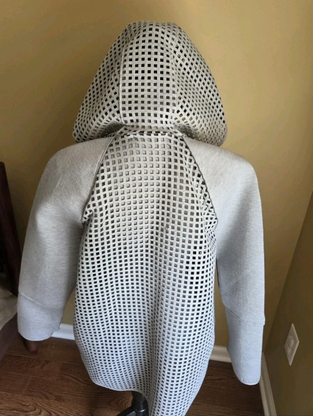 ELIE TAHARI SPORT Gray Laser Cut Hooded Zip-Up Jacket Size L PRE OWN EXCELLENT